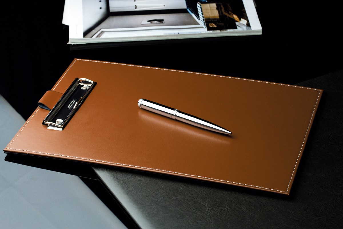 Klemmbrett DIN A4 mit Blockklemme in CAMBRIDGE Top Grain Rindspaltleder hellbraun